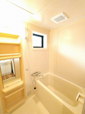 小窓付きバスルーム