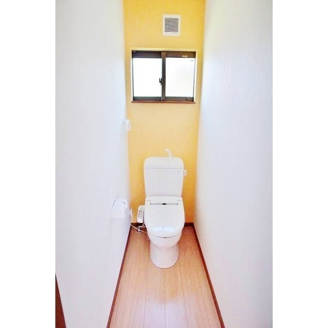 岐阜市島栄町２丁目の一戸建てのトイレ