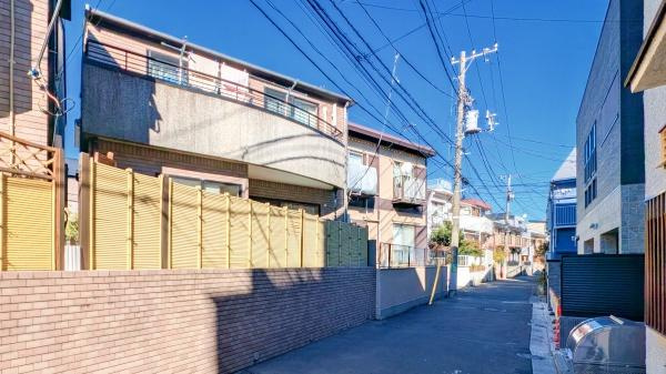 渋谷区本町４丁目の中古一戸建の前面道路含む現地写真|東側道路になります