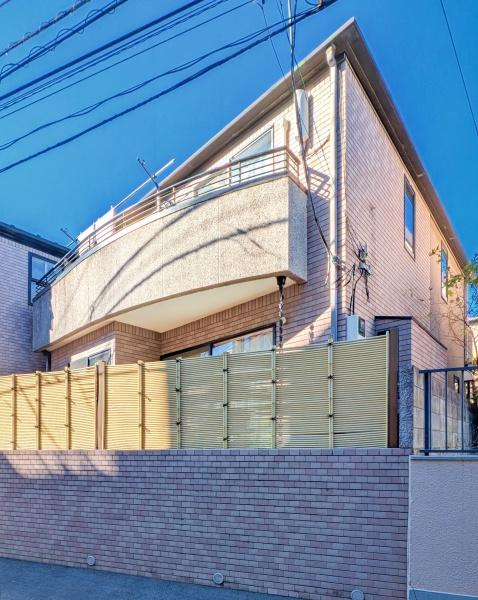 渋谷区本町４丁目の中古一戸建の前面道路含む現地写真|落ち着いた街並みになります。
是非一度、現地へお越しください。 
ご自宅までの送迎もいたします