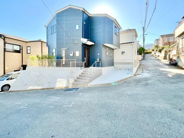 横浜市旭区白根５丁目の新築一戸建の前面道路含む現地写真|広々とした前面道路！
駐車も楽に行えます。
