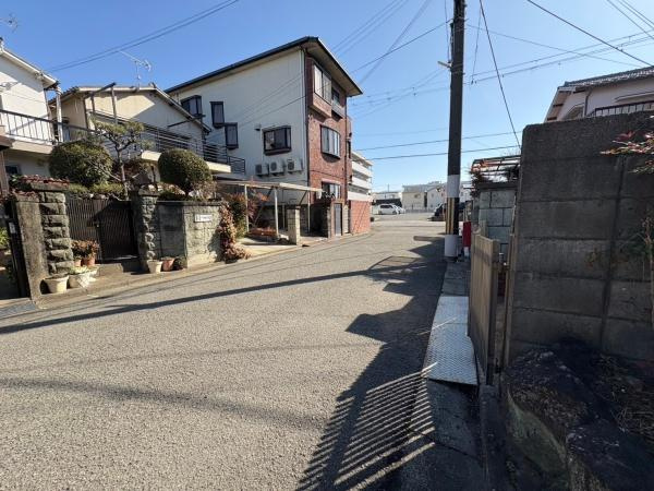 和歌山市有本　中古戸建の前面道路含む現地写真