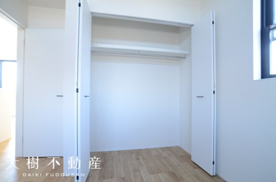 【洋室】 | 綾瀬市深谷中７丁目　新築戸建て　全１棟【仲介手数料無料】 | 2階　洋室1（5.4帖）クローゼット