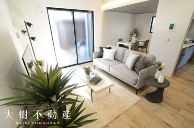 【居間・リビング】 | 綾瀬市深谷中７丁目　新築戸建て　全１棟【仲介手数料無料】 | 【仲介手数料無料でご紹介可能です】大樹不動産