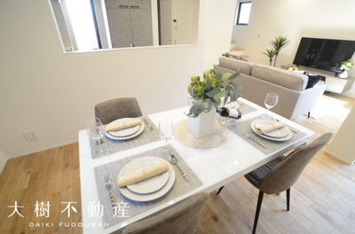 【居間・リビング】 | 綾瀬市深谷中７丁目　新築戸建て　全１棟【仲介手数料無料】 | 宅地建物取引士による不動産のご説明・現地のご案内、住宅金融普及協会住宅ローンアドバイザーが住宅ローンのアドバイスから融資実行までのお手伝いをしっかりサポートします♪