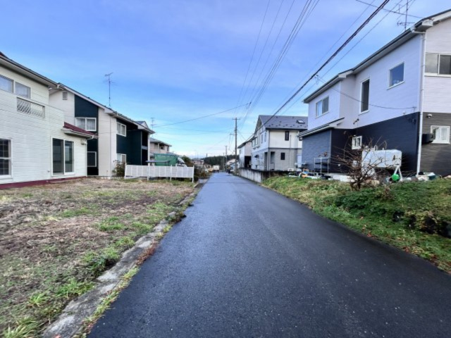 三戸郡階上町大字道仏字横沢山の前面道路含む現地写真|前面道路は約6.1mあります。広く交通量も少ないため駐車が苦手な方もゆっくり停められます。