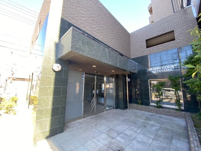 グラン・コート喜多山|マンション入口エントランスには緑があり、季節の移り変わりを感じられますね♪