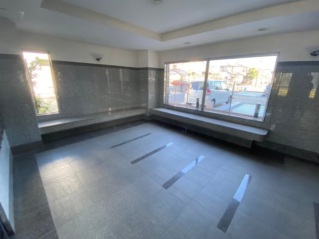 グラン・コート喜多山のロビー|光が入る明るいロビー☆