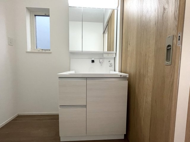 佐伯区藤垂園　№35147の独立洗面台|3面鏡付きで裏の収納も便利です。