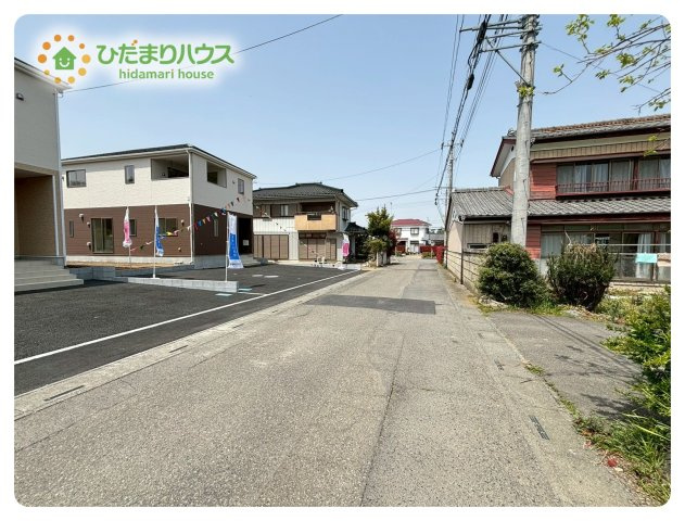 本庄市児玉町秋山　第1　新築一戸建て　クレイドルガーデン　01の前面道路含む現地写真|前面道路幅5.6ｍ☆車の出入りもラクラクできちゃいます♪