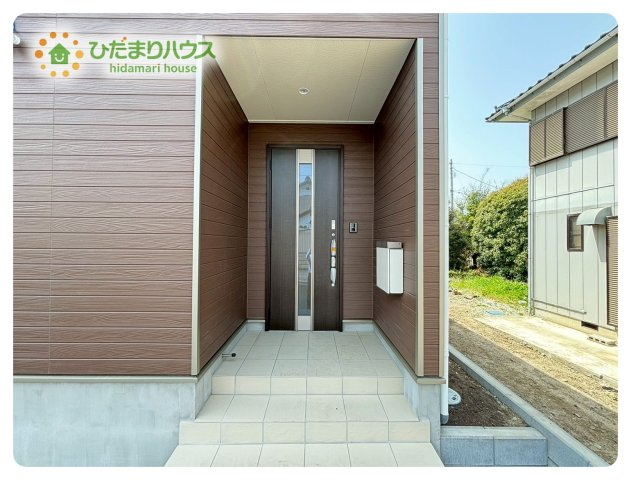本庄市児玉町秋山　第1　新築一戸建て　クレイドルガーデン　01のエントランス|玄関ポーチがあるので、宅配や来訪者の応対がスムーズにできます！
