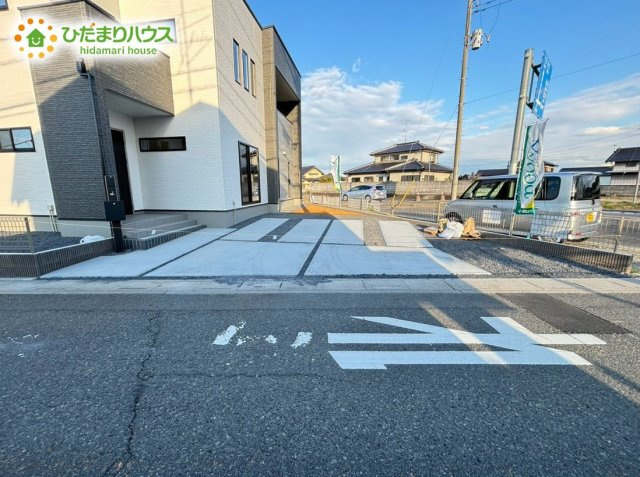 鴻巣市安養寺　第1期　新築一戸建て　クライン　01の駐車場|急な来客時にも安心な、並列駐車2台まで可能です(^^♪					
