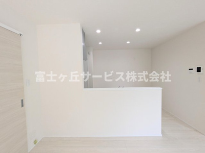 【キッチン】 | 豊橋市吾妻町 新築一戸建て | 前から見たキッチンです