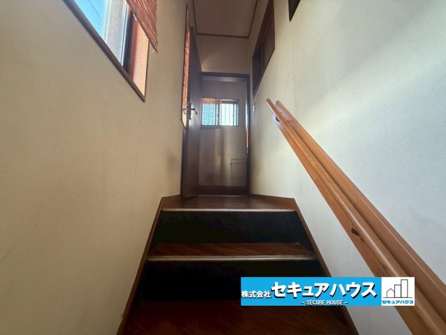豊橋市飯村北2丁目のその他|1階店舗から2階住宅に繋がる階段です。