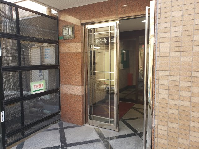 江戸川区松島３丁目の賃貸マンションのエントランス