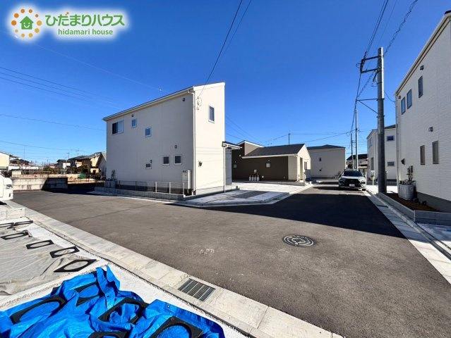 行田市佐間　第6　新築一戸建て　リーブルガーデン　02　の前面道路含む現地写真