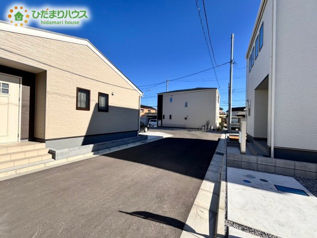 行田市佐間　第6　新築一戸建て　リーブルガーデン　04　の前面道路含む現地写真