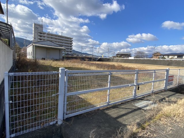 西条市楢木　売倉庫の外観