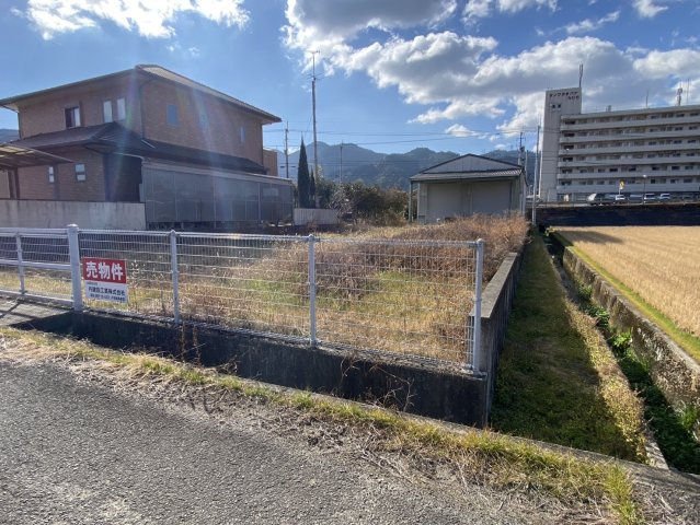 西条市楢木　売倉庫の外観