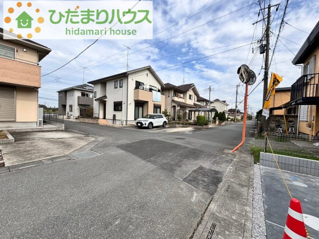 行田市矢場　第3　新築一戸建て　リーブルガーデン　01　の前面道路含む現地写真|5ｍ幅の公共道路に面しているので、眺望良好ですね♪
