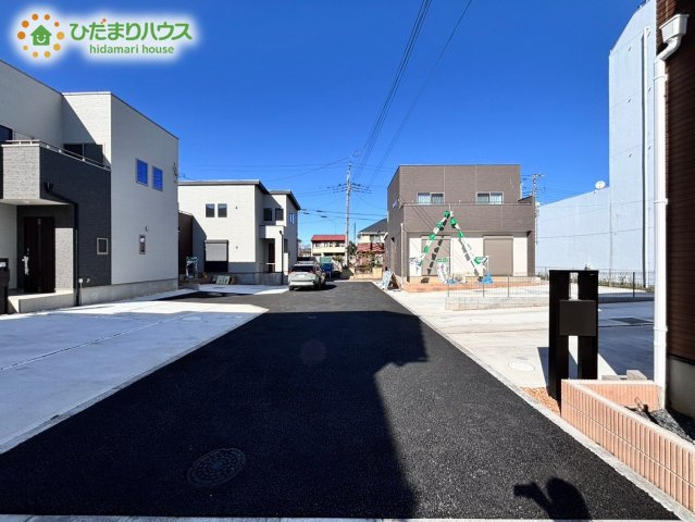 行田市宮本　新築一戸建て　いろどりアイタウン　03の前面道路含む現地写真