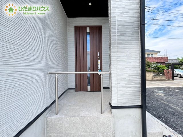 行田市宮本　中古一戸建て　いろどりアイタウン　05のエントランス|玄関ポーチ付きなので雨の日もスムーズに
行動できますね♪