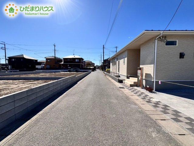 行田市長野　新築一戸建て　ブルーミングガーデン　02の前面道路含む現地写真