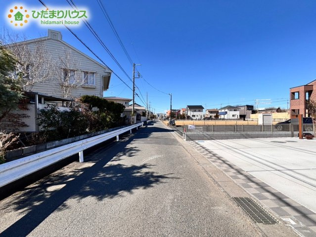 行田市長野　新築一戸建て　ブルーミングガーデン　04の前面道路含む現地写真