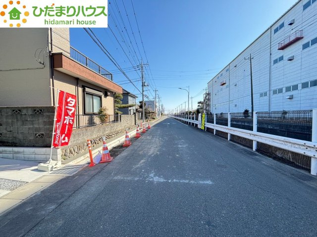 行田市藤原町　中古一戸建て　タマタウン　09の前面道路含む現地写真