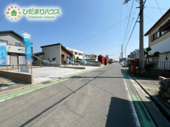 行田市富士見町2丁目　新築一戸建て　ブルーミングガーデン　02の前面道路含む現地写真|前面道路幅6ｍ☆車の出入りもラクラクできちゃいます(^^♪
