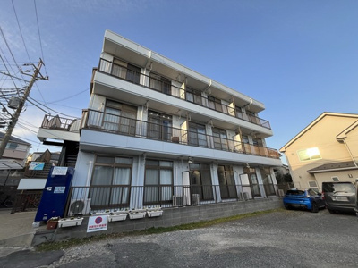 【外観】 | アーベインプラザ | 最寄りバス停まで徒歩3分の3階建てマンション！雨の日の通勤やお出かけもバス利用でスムーズです♪スーパーやコンビニが近くて生活しやすい住環境です◎