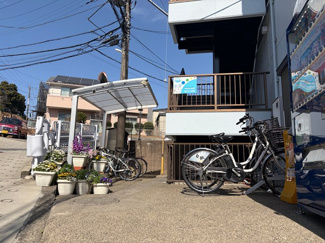 【駐車場】 | 屋根付きの駐輪場で雨が降っても大切な自転車が濡れなくてすみますね♪駅まで自転車もおすすめです！