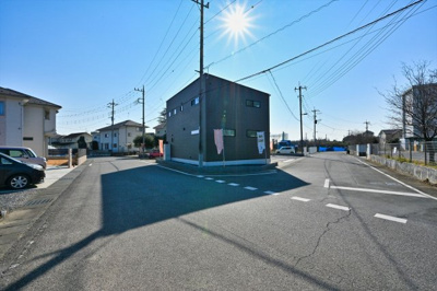 【前面道路含む現地写真】 | 太田市細谷町　新築住宅 | 北西角地の開放的な立地です！
