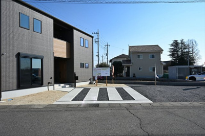 【駐車場】 | 太田市細谷町　新築住宅 | 並列駐車可能なカースペースです！お客様も遊びに来やすいですね♪