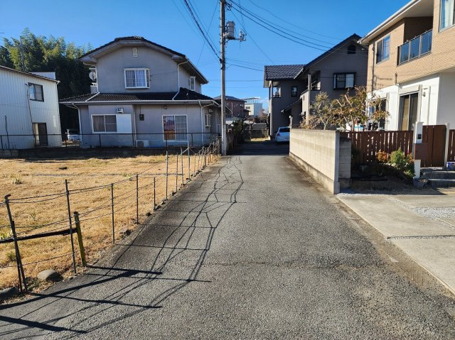 高崎市下豊岡町　売地の前面道路含む現地写真