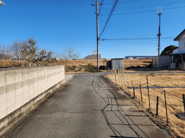 高崎市下豊岡町　売地の前面道路含む現地写真