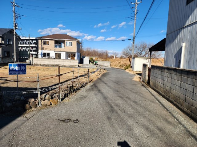 高崎市下豊岡町　売地の前面道路含む現地写真