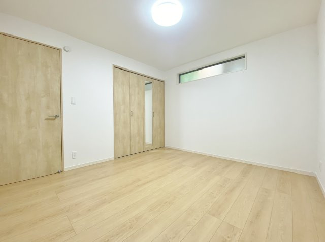 練馬区錦1丁目 全2棟 1号棟の洋室|1階6.56帖洋室
主寝室にもピッタリな広々とした居室
プライベート空間も充実し
各居室、収納豊富でお部屋はスッキリとお使いいただけます