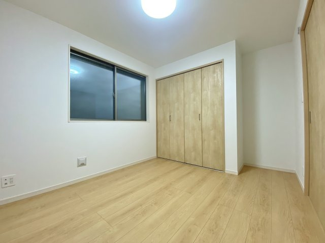 練馬区錦1丁目 全2棟 1号棟の洋室|1階5.25帖洋室
全室5.0帖以上で広さもしっかりと確保いたしました
プライベート空間も快適にお過ごしいただけます