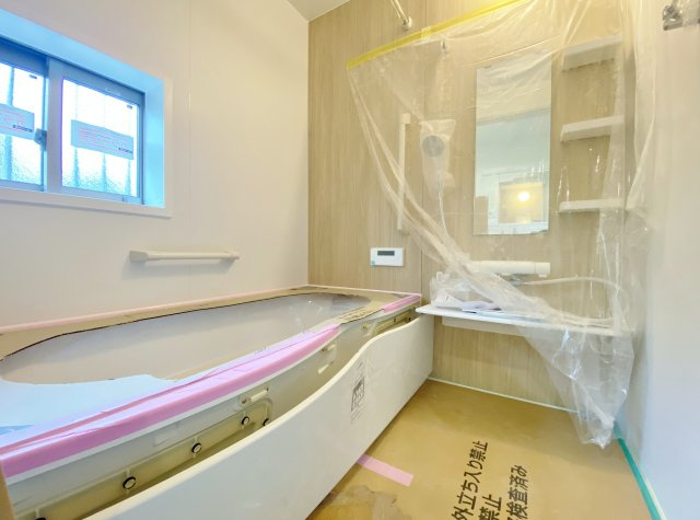 練馬区錦1丁目 全2棟 1号棟の浴室|足を伸ばしてご入浴いただける一坪タイプのユニットバス
お子様とのご入浴も快適な広さです