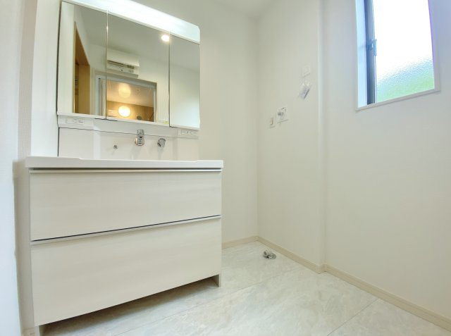 練馬区錦1丁目 全2棟 1号棟の洗面所|明るく清潔感溢れる洗面スペース　毎日使う場所だからこそ、快適な空間となっております
