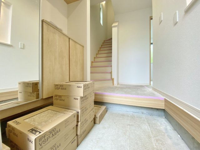 練馬区錦1丁目 全2棟 1号棟の玄関|明るく迎えてくれる玄関
広々開放的で玄関も心地よい自慢の空間となります