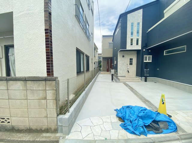 練馬区錦1丁目 全2棟 1号棟の外観|カースペースもしっかりとございます
前面道路は広々6.9ｍでお車の出し入れも快適です
南向きで陽当り良好♪