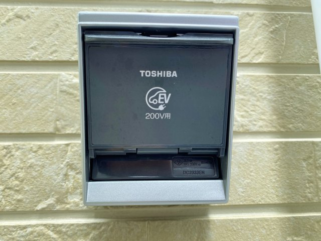 練馬区錦1丁目 全2棟 1号棟の設備|電気を動力とするEV車、充電が可能なハイブリッド車「PHEV車」の充電を行えるコンセント
電気自動車の普及が増え、ご家庭にも必須の設備となってまいりました
