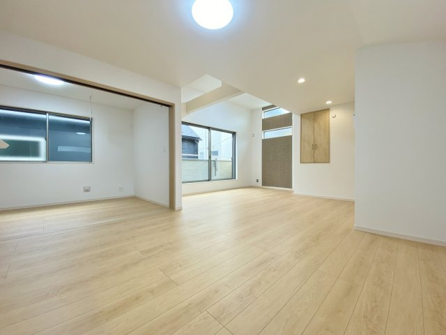 練馬区錦1丁目 全2棟 1号棟の居間・リビング|通風・採光にも優れ、心地よい光と風が溢れています
贅沢といえるほどの豊かな居住性が魅力的♪
デザインも機能もこだわりました