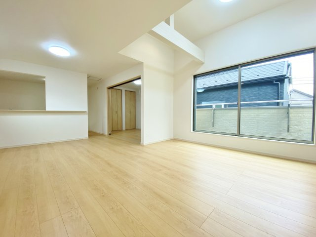 練馬区錦1丁目 全2棟 1号棟の居間・リビング|南向きのワイドバルコニーは＋αのゆとりと開放感を演出いたします
大きなサッシがより開放的に仕上げます