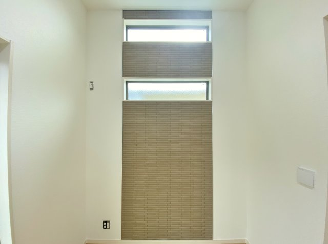 練馬区錦1丁目 全2棟 1号棟の居間・リビング|リビングの一部には意匠性と実用性を兼ね備えたエコカラットが施されています
調湿性と消臭機能に優れた壁材なので、季節を問わず快適に過ごせます