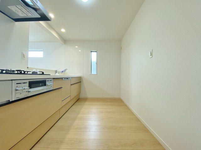 練馬区錦1丁目 全2棟 1号棟のキッチン|ご家族とのコミュニケーションが取れる人気の対面式システムキッチン
食後の片づけに便利な食器洗乾燥機が標準装備です 時間が有効活用でき、節水にもなります