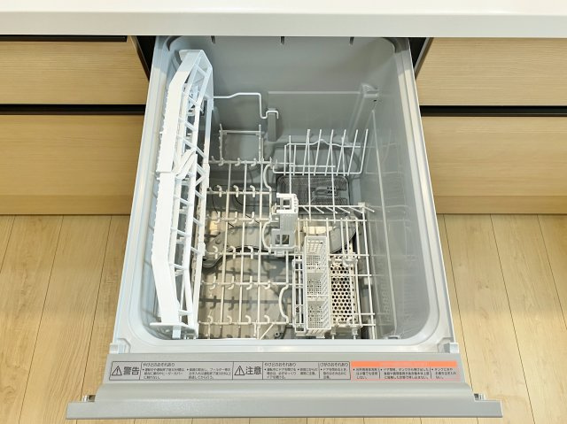 練馬区錦1丁目 全2棟 1号棟のキッチン|食後の片づけに便利な食器洗乾燥機が標準装備です 時間が有効活用でき、節水にもなります