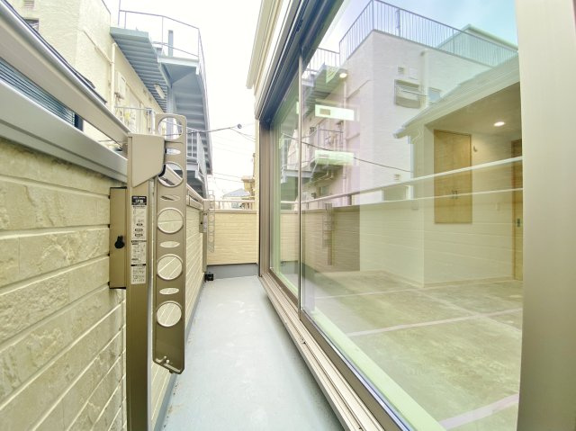 練馬区錦1丁目 全2棟 1号棟のバルコニー|南向きのワイドバルコニー
陽当り良好でお洗濯物もしっかりと乾きます